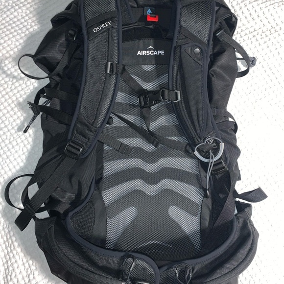 NWOT Osprey Talon 33L Stealth Black Hiking Pack S/M - Picture 2 of 7